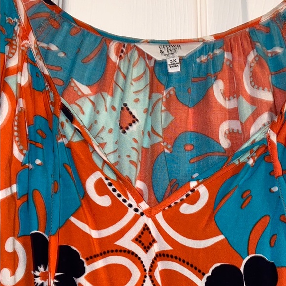 Crown & Ivy Curvy Peasant Top - Picture 4 of 8